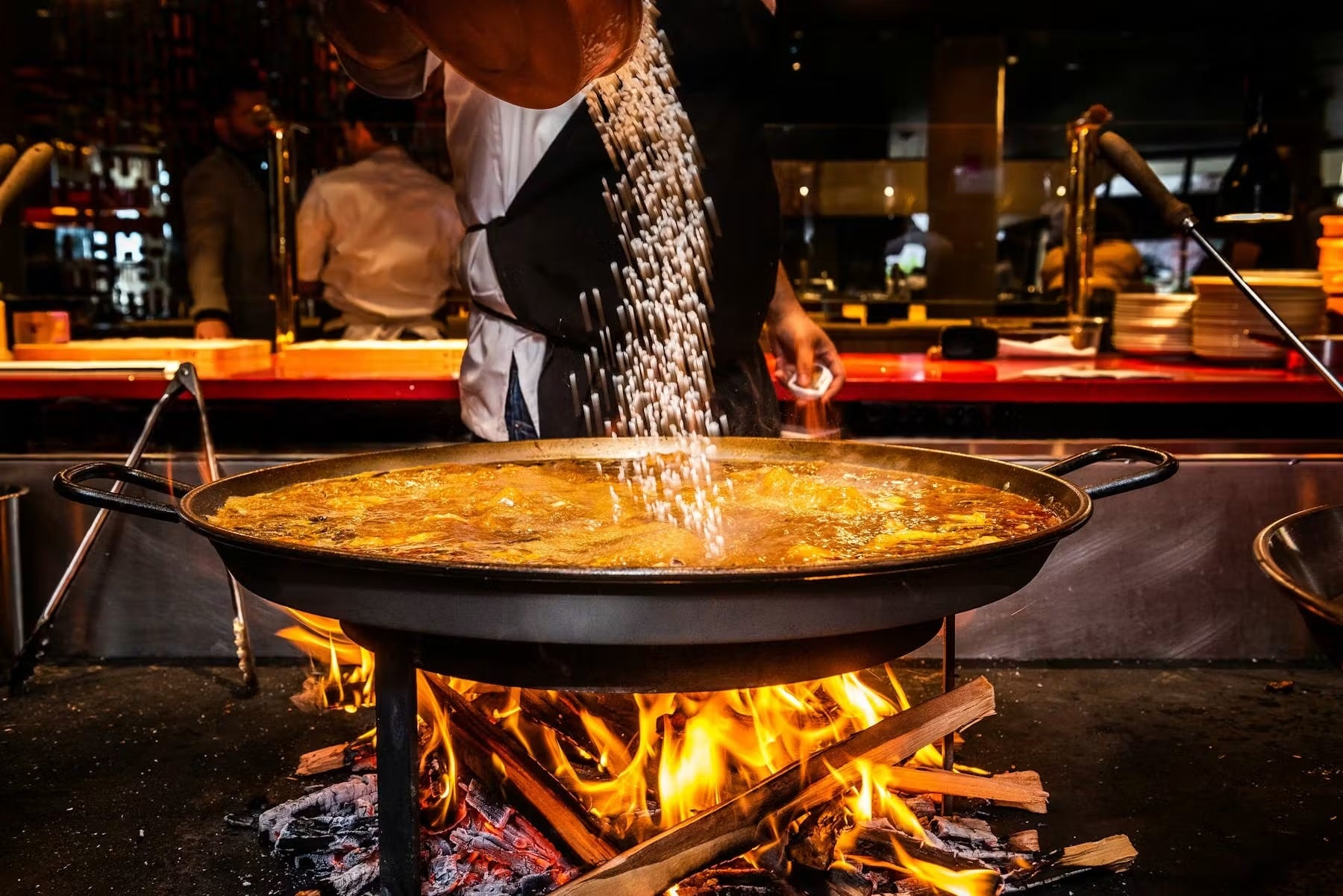 La paella a la leña de Mercado Little Spain. (José Andrés Group)