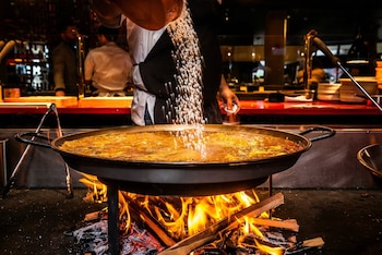 La paella a la leña de Mercado Little Spain (José Andrés Group)