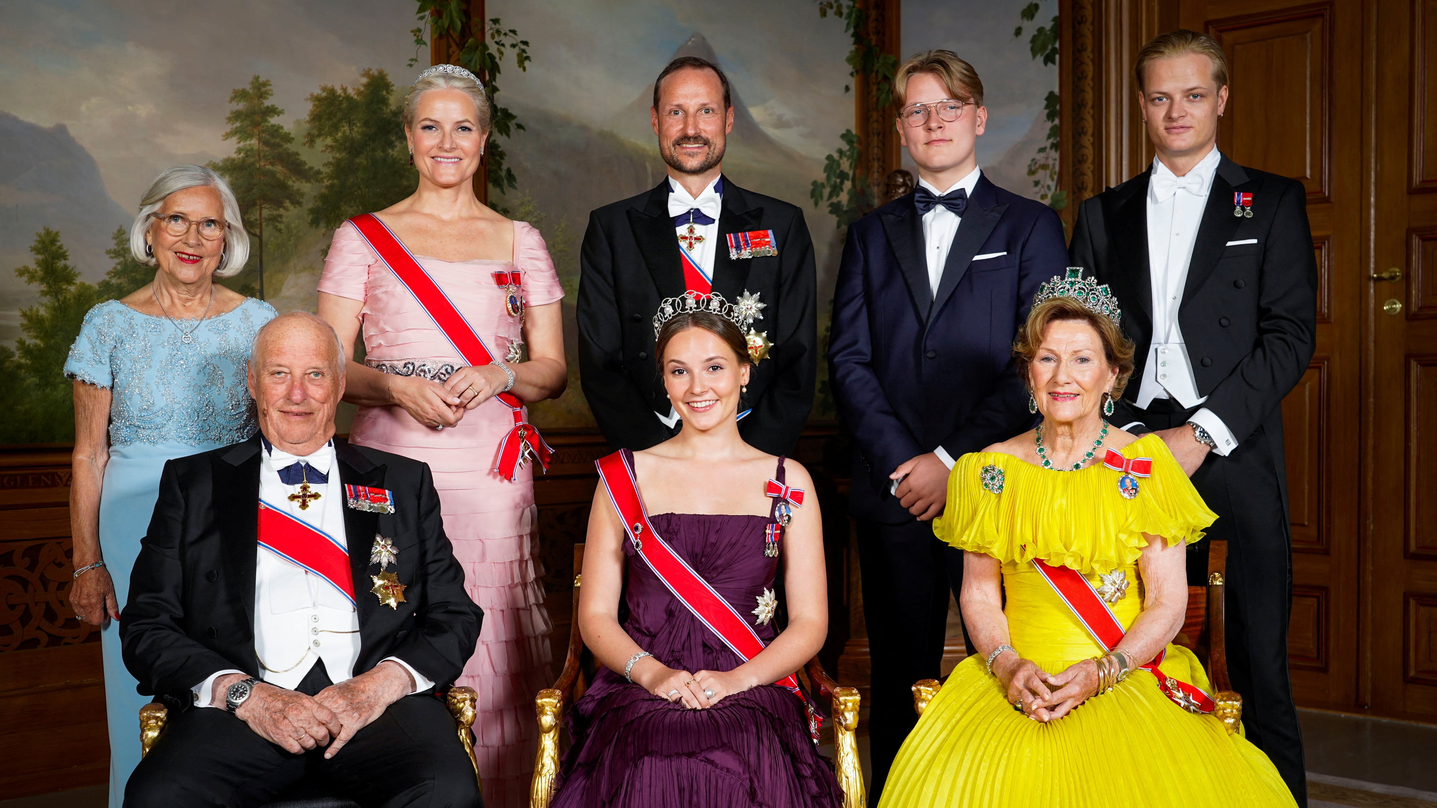 Marius Borg en una imagen oficial junto a los miembros de la familia real noruega. Lise Aaserud POOL NTB/via REUTERS
