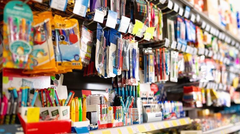 En la canasta primaria, los mayores incrementos corresponden a la caja de lápices de colores, con un alza del 42%, seguida por la goma de borrar (+39%) y los afiches (+34%)