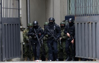 Policía de Ecuador irrumpió en la embajada de México en ese país para capturar a expresidente ecuatoriano - crédito Karen Toro/Reuters