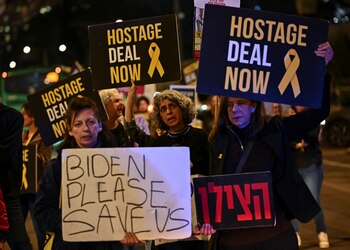 Manifestantes bloquean el tráfico mientras