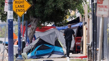 Un hombre camina por una
