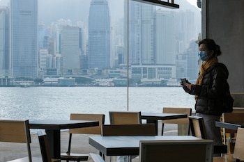 Una mujer utiliza barbijo en