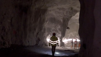 Primeras imágenes de la construcción de bóvedas bajo los Alpes para que millonarios guarden su fortuna. (RTS/Brünig Mega Safe)
