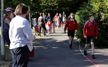 Padres y alumnos arriban a una escuela primaria en Watlington (Reuters)