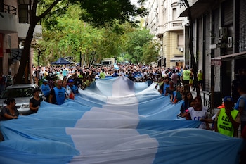 Los manifestantes desplegaron una bandera