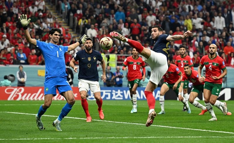 El gol de Théo Hernández ante Bono en el Francia vs Marruecos por el Mundial de Qatar 2022. - créditos: REUTERS/Dylan Martinez