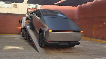 El Tesla Cybertruck del diputado de La Libertad Avanza que estaba estacionado en el Congreso fue remolcado por una grúa