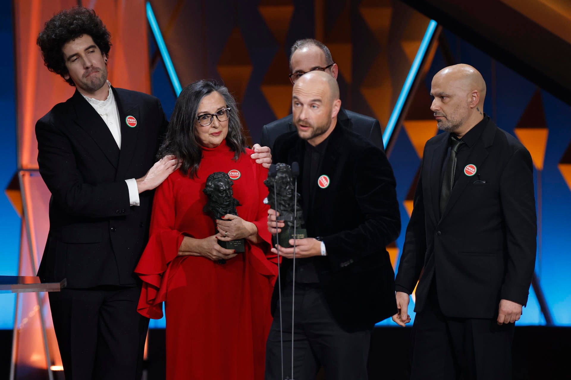 BARCELONA, 28/02/2026.- El realizador Alberto Vázquez tras recibir el Goya a mejor película de animación por su trabajo ´Decorado´ durante la ceremonia de entrega de los Premios Goya en su 40 edición, este sábado en el Auditorio Fórum CCIB de Barcelona. EFE/Alberto Estévez