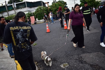 El Estadio Jorge Mágico González se cubrió de camisas negras con la calavera que representa a la agrupación británica. Lo que ocurrió antes del concierto del 5 de octubre ya es un capítulo aparte de la historia. (Foto Infobae Centroamérica / Emerson Del Cid)