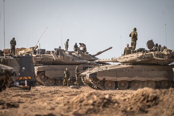 Soldados y tanques israelíes concentrados