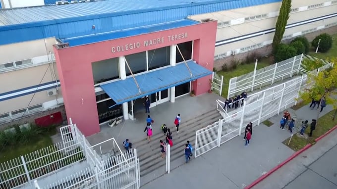 El Colegio Madre Teresa, ubicado en Virreyes, se destaca por su jornada completa y su acceso gratuito, recibiendo a más de 1.300 alumnos cada día