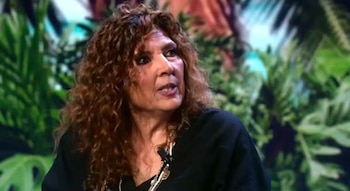 Geles, hermana de Rosa Benito, en el plató de 'Supervivientes'. (Mediaset España)