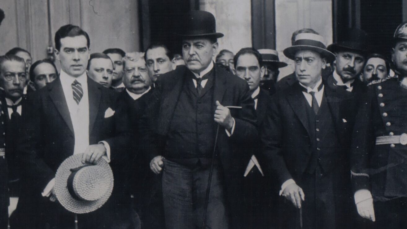 Hipólito Yrigoyen fue docente de Alicia Moreau en la Escuela Normal Nº 1. Fue una gran influencia para ella, aunque discutían mucho, sobre todo respecto del rol de la mujer en la sociedad y en el matrimonio