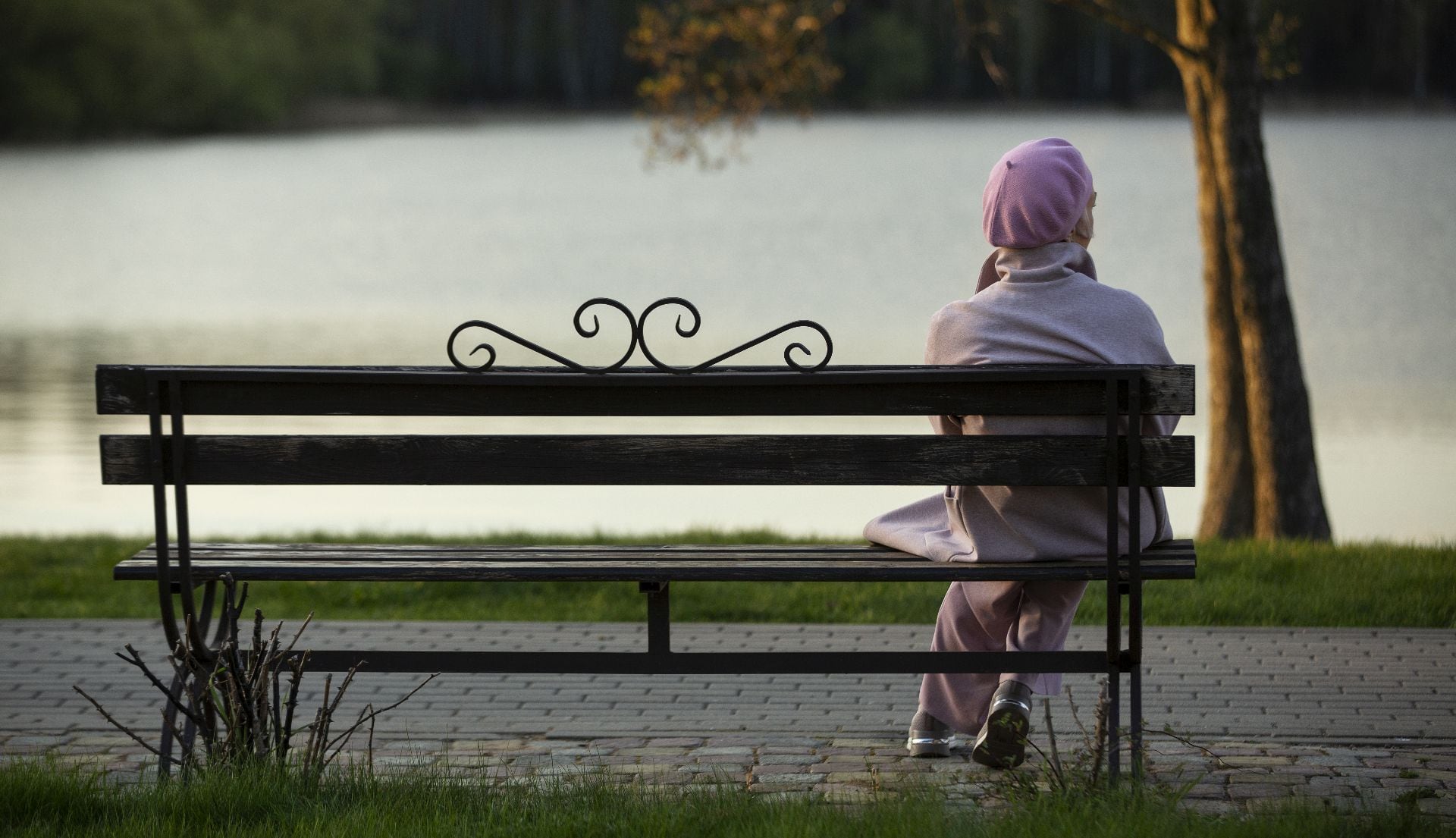 La elección voluntaria de estar solo se distingue de la soledad no deseada en que no tiene consecuencias negativas. El punto no es el estar solo o sola, es el no haber elegido estarlo (Freepik)