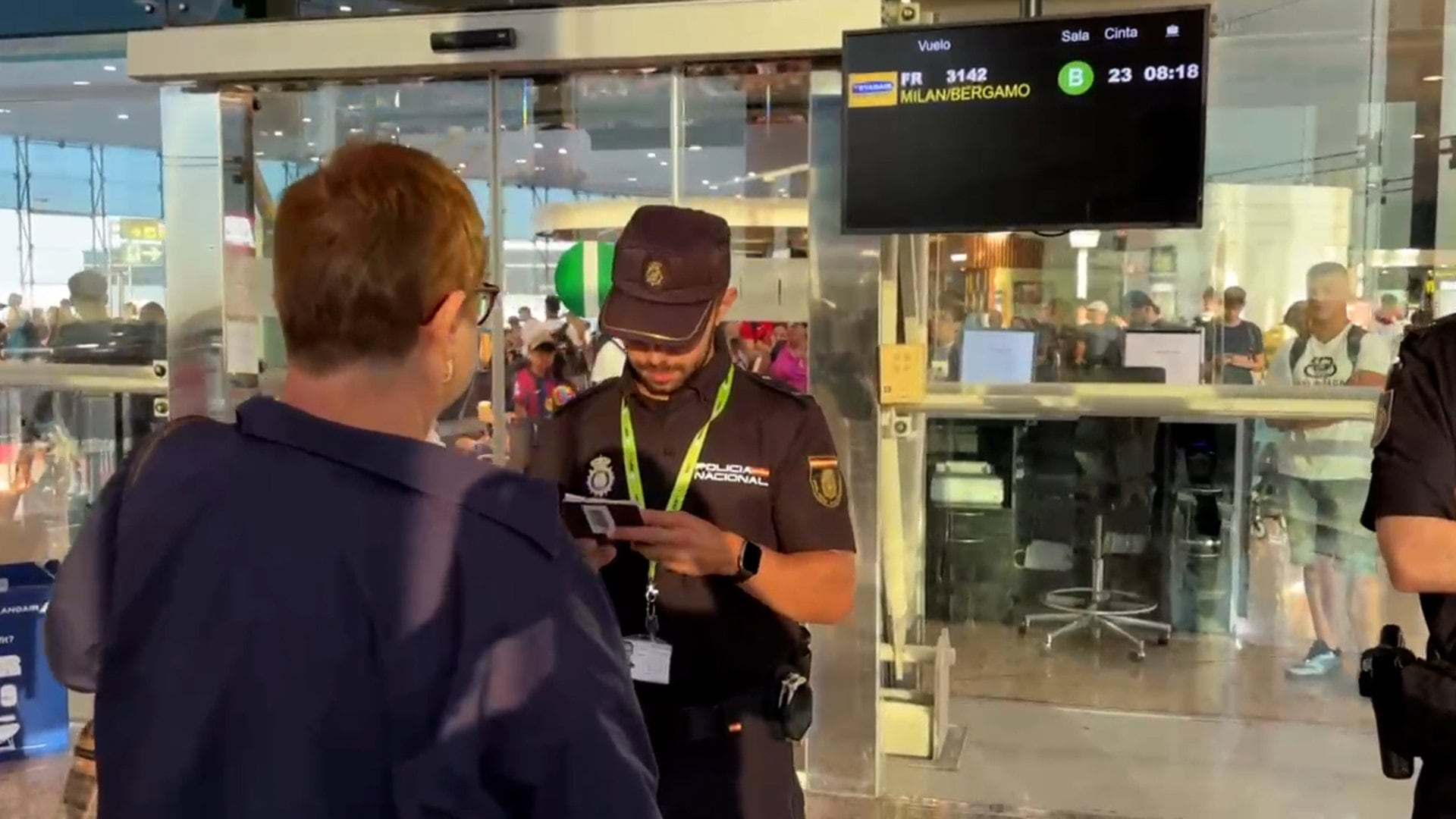 08/08/2026 Imágenes Controles Vuelos Procedentes De Italia En Barajas Y El Prat.
El comisario europeo de Interior y Migración, Magnus Brunner, ha recibido señales por parte de España y de Italia sobre un próximo final del episodio de tensión desatado por la imposición mutua de controles fronterizos a raíz de las conclusiones que ha extraído tras conversar con los titulares de Interior de ambos países, Fernando Grande-Marlaska y Matteo Piantedosi.
POLITICA
POLICÍA NACIONAL