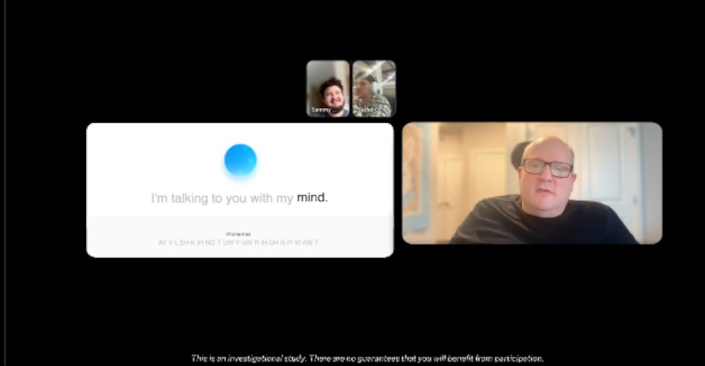 Kenneth, una persona con ELA, utiliza un implante cerebral para comunicarse mediante una voz digital