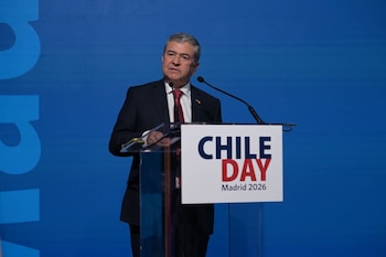 30/09/2026 Embajador de Chile en España, Juan Antonio Coloma, en un acto.
El embajador de Chile en España, Juan Antonio Coloma, ha querido minimizar este miércoles las discrepancias políticas con el Gobierno de España, liderado por Pedro Sánchez, y ha apelado al entendimiento mutuo llamando a construir un "puente que vaya más allá de la diferencias" puesto que hay más "elementos comunes" entre ambos países, en el marco de la llegada del ultraderechista José Antonio Kast al poder en marzo tras su victoria electoral.
POLITICA
EMBAJADA DE CHILE EN ESPAÑA