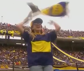Laura Esquivel, caracterizada como Patito Feo, entró a la cancha de Boca junto al plantel y la Doce le cantó "la p... que te parió" mientras filmaba la escena
