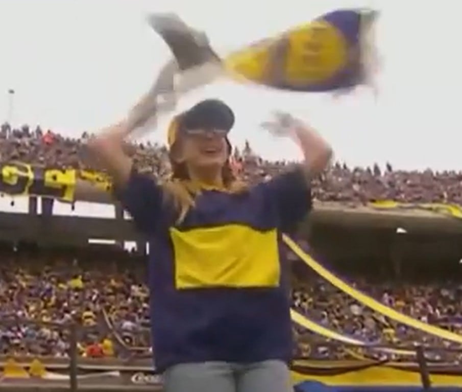 Laura Esquivel, caracterizada como Patito Feo, entró a la cancha de Boca junto al plantel y la Doce le cantó