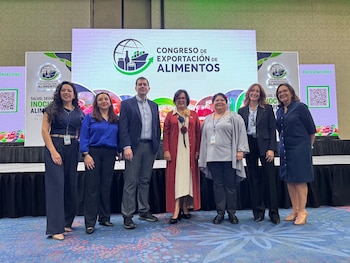 Autoridades y ponentes internacionales durante la apertura del Congreso de Exportación de Alimentos, organizado por COEXPORT en San Salvador (Cortesía COEXPORT).