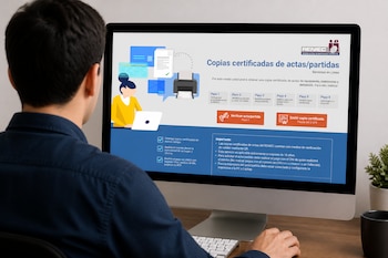 Un hombre de espaldas mira un monitor que muestra la página web del Registro Nacional de Identificación y Estado Civil.