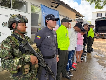 Una mujer detenida en el operativo cumplía labores de coordinación logística para la Estructura 44 Antonio Ricaurte - crédito prensa Ejército Nacional