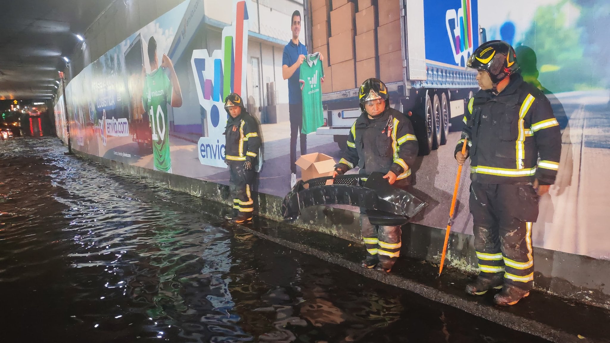 Bomberos de la Ciudad de México trabajan en un paso a desnivel inundado en Avenida Insurgentes, Colonia Guadalupe Victoria Segunda Sección. (Bomberos CDMX) (Bomberos CDMX)
