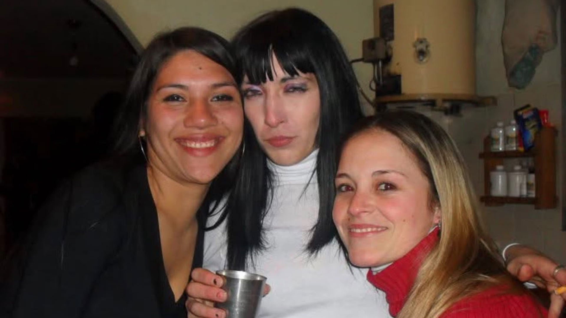 Vanesa Bella con dos amigas en la casa en la que Cacho le había disparado