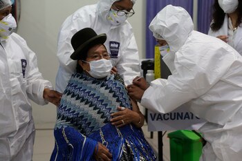 Trabajadores de la salud vacunan