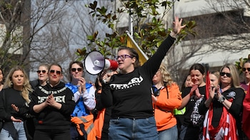 Miles de trabajadores marchan en