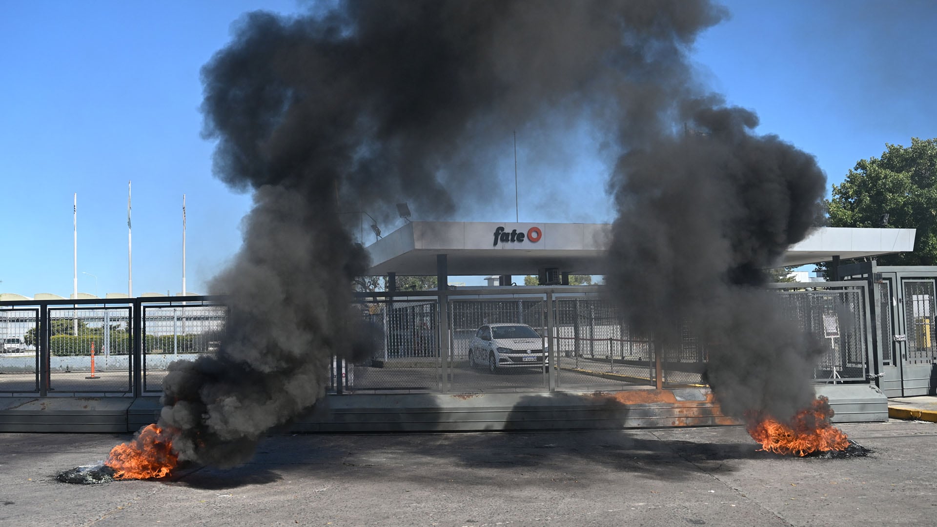 Manifestantes queman neumáticos en la entrada de la fábrica Fate en Argentina, expresando su rechazo al cierre definitivo de la histórica marca de neumáticos que despedirá a 920 empleados. (Maximiliano Luna)