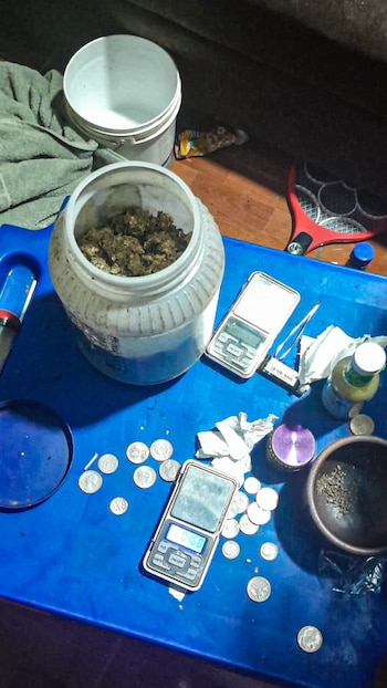 El operativo permitió el decomiso de droga, dinero en efectivo, envases con estupefacientes y dispositivos electrónicos vinculados a la red./ (FGR)