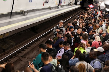 La gente esperaba para subir