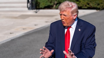 Trump dijo que EEUU mantendrá el bloqueo a los puertos iraníes mientras duren las negociaciones entre Washington y Teherán