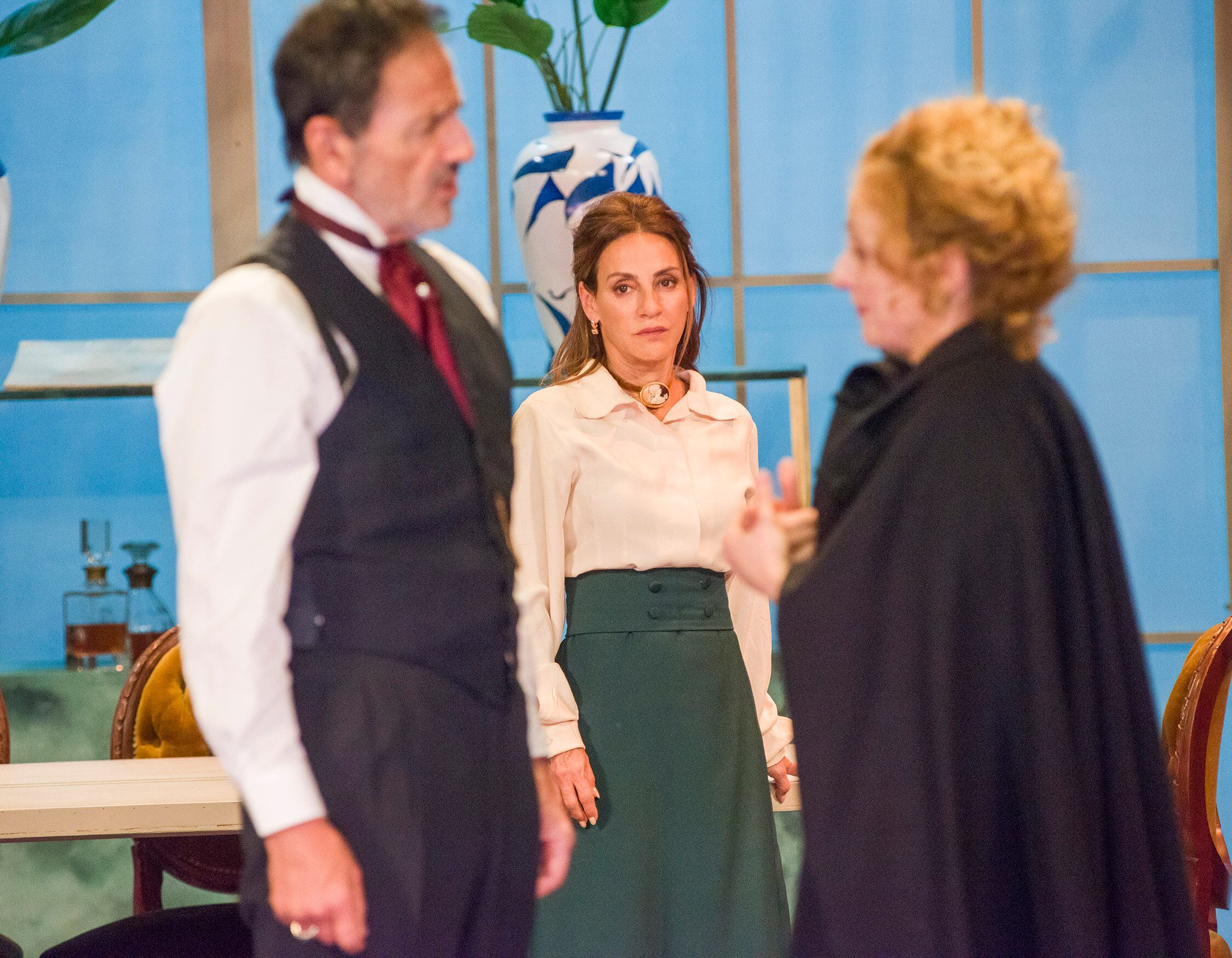 Eleonora Wexler como Lana Hessel en una escena de “Los pilares de la sociedad”, junto a Martín Seefeld y Mara Bestelli sobre el escenario del Teatro Presidente Alvear