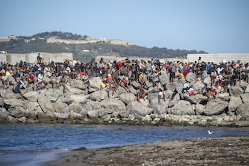 21/08/2026 Varios inmigrantes en una playa, a 21 de agosto de 2026, en Ceuta (España). Ceuta sigue afrontando una grave crisis humanitaria después de la histórica entrada masiva de más de 70.000 migrantes a nado por el Tarajal durante los días 30 y 31 del pasado mes de julio. Aunque actualmente el despliegue policial y el refuerzo de la frontera por parte de las autoridades marroquíes han conseguido frenar las entradas, la ciudad autónoma sigue enfrentando una grave crisis humanitaria, sanitaria y de seguridad.
POLITICA
Marcos Moreno - Europa Press
