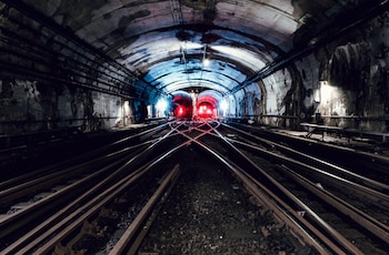 Los túneles ferroviarios bajo Manhattan forman parte de una red centenaria que conecta estaciones, depósitos y accesos restringidos como la plataforma Track 61, utilizada históricamente para traslados confidenciales.