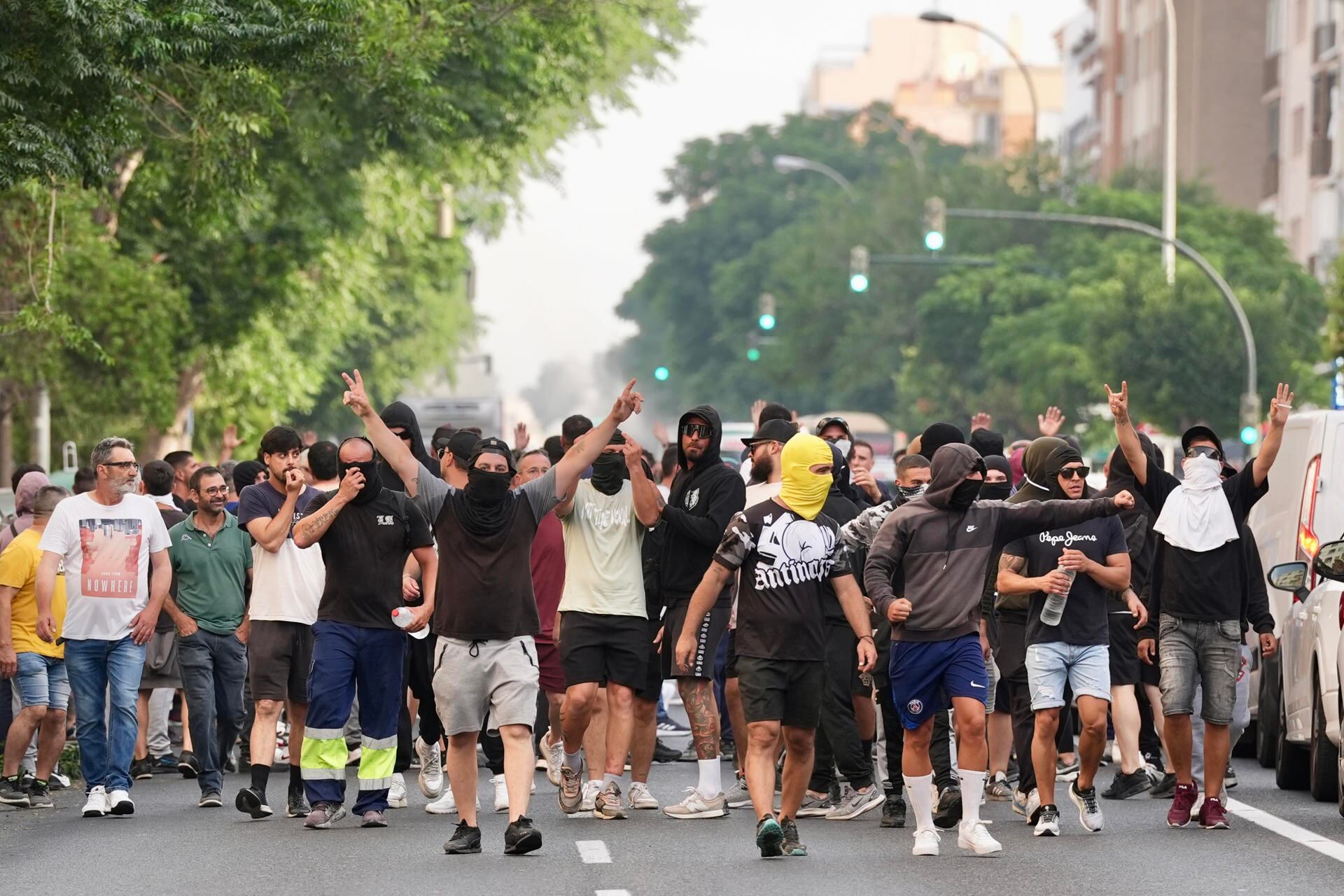 Las primeras horas de la huelga del metal en la provincia de Cádiz se están viviendo con la quema de barricadas en las carreteras, cortes de tráfico que han ocasionado importantes atascos en Puerto Real, y la interrupción de la circulación ferroviaria tanto de acceso como de salida a la bahía gaditana. EFE/Román Ríos.