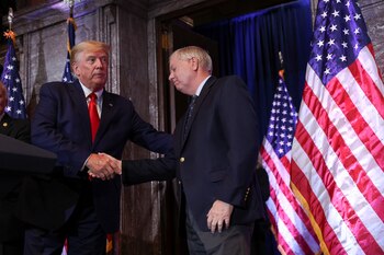 Donald Trump saluda al senador