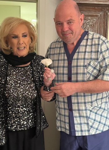 Carlos Rottemberg recibe en pijama a Mirtha Legrand en su casa