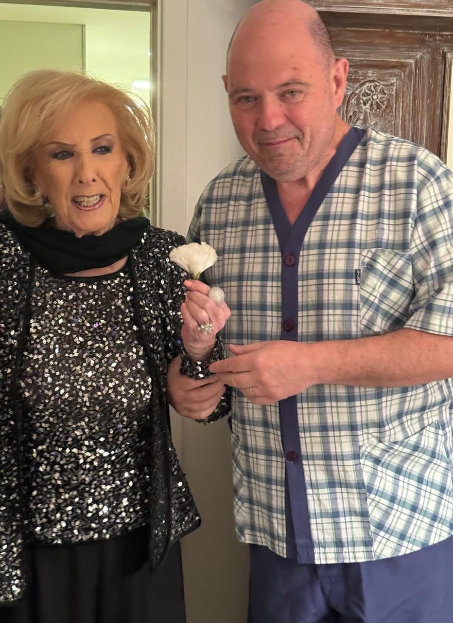Carlos Rottemberg recibe en pijama a Mirtha Legrand en su casa