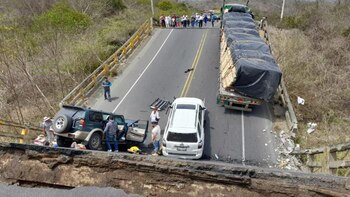 Video: colapsó un puente en