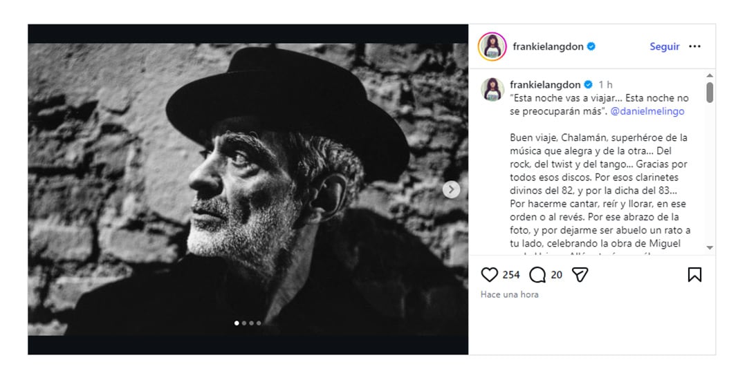 El músico Daniel Melingo aparece en un retrato en blanco y negro, con sombrero, como parte de un homenaje a su trayectoria musical y artística.
