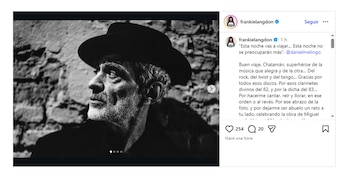 Fotografía en blanco y negro de un hombre de perfil, con un sombrero de ala ancha y barba, sobre un fondo de pared de piedra