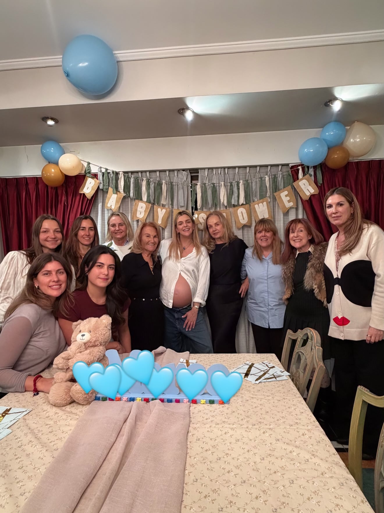 Sofía Aldrey sus amigas durante el baby shower