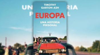 Portada del libro "Europa Una Historia Personal" de Timothy Garton Ash, mostrando un coche verde y rojo en una carretera con personas, sobre fondo difuminado.