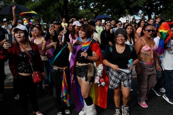 Cientos de salvadoreños exigen respetar derechos de personas LGBTIQ+ en marcha de Orgullo