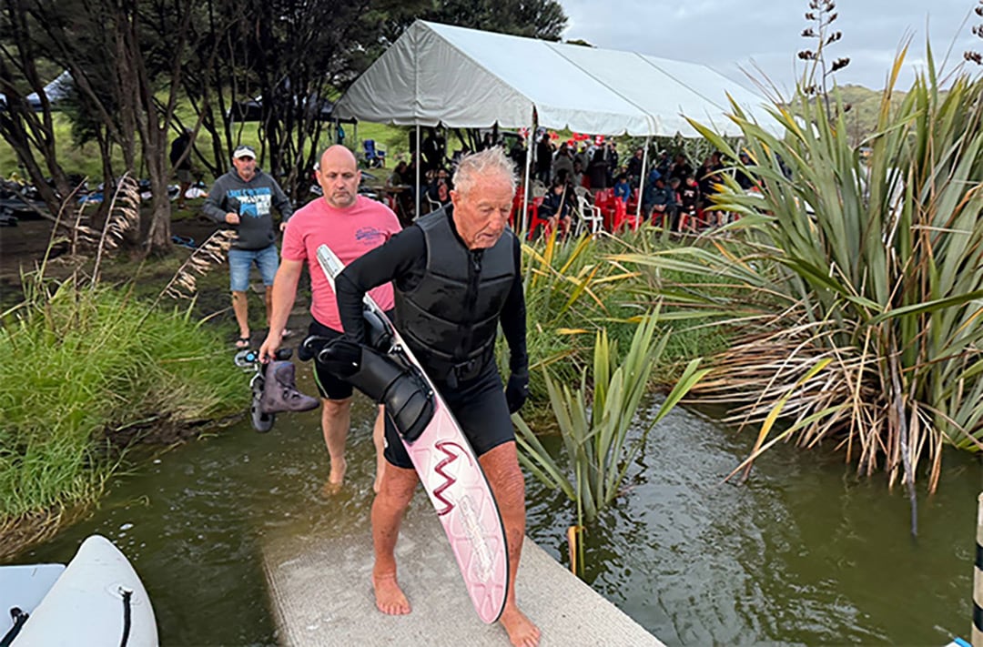 Bryan Murray fue reconocido por Récord Guinness como el esquiador acuático más longevo del mundo en la categoría masculina (Récord Guinness)